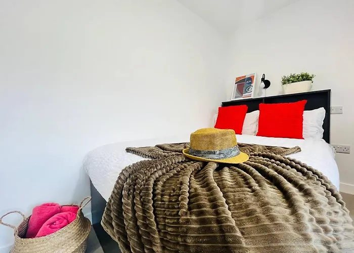Chic Hideaway: Modern Studio In Stretford